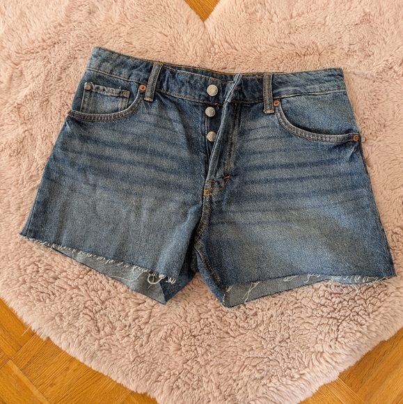 NWOT H & M 90'S Boyfriend Shorts Low Waist Size US 2 - Picture 1 of 3